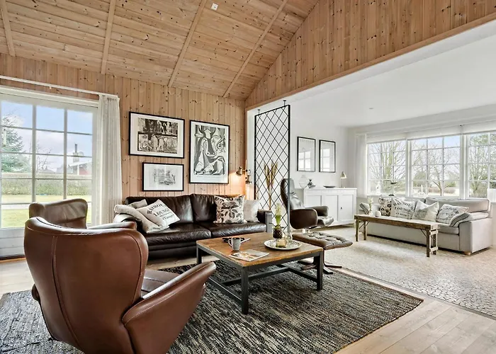 3 Bedroom Pet Friendly In *