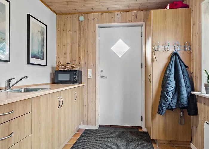 3 Bedroom Pet Friendly In 회예스레브